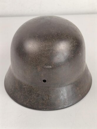 Stahlhelmglocke Modell 1940 für Angehörige der Waffen SS. Die Glocke innen narbig, gereinigt, das Abzeichen zu etwa 40 % erhalten. Hersteller ET64, Lotnummer 4910