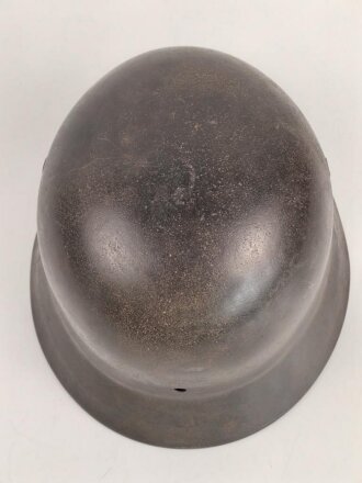 Stahlhelmglocke Modell 1940 für Angehörige der Waffen SS. Die Glocke innen narbig, gereinigt, das Abzeichen zu etwa 40 % erhalten. Hersteller ET64, Lotnummer 4910