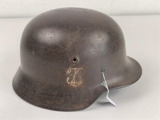 Stahlhelmglocke Modell 1940 für Angehörige der Waffen SS. Die Glocke innen narbig, gereinigt, das Abzeichen zu etwa 40 % erhalten. Hersteller ET64, Lotnummer 4910