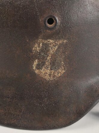 Stahlhelmglocke Modell 1940 für Angehörige der Waffen SS. Die Glocke innen narbig, gereinigt, das Abzeichen zu etwa 40 % erhalten. Hersteller ET64, Lotnummer 4910