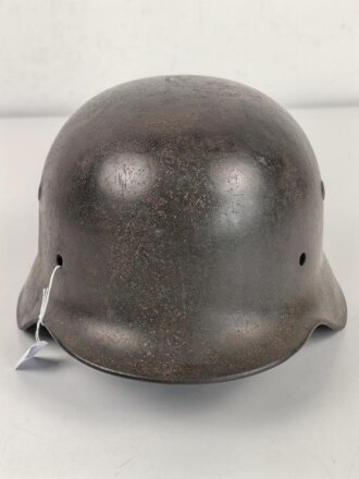 Stahlhelmglocke Modell 1940 für Angehörige der Waffen SS. Die Glocke innen narbig, gereinigt, das Abzeichen zu etwa 40 % erhalten. Hersteller ET64, Lotnummer 4910