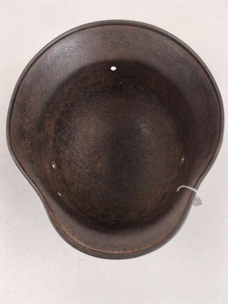 Stahlhelmglocke Modell 1940 für Angehörige der Waffen SS. Die Glocke innen narbig, gereinigt, das Abzeichen zu etwa 40 % erhalten. Hersteller ET64, Lotnummer 4910