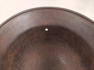 Stahlhelmglocke Modell 1940 für Angehörige der Waffen SS. Die Glocke innen narbig, gereinigt, das Abzeichen zu etwa 40 % erhalten. Hersteller ET64, Lotnummer 4910
