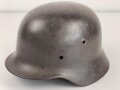 Stahlhelmglocke Modell 1940 für Angehörige der Waffen SS. Die Glocke innen narbig, gereinigt, das Abzeichen zu etwa 40 % erhalten. Hersteller ET64, Lotnummer 4910
