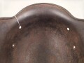 Stahlhelmglocke Modell 1940 für Angehörige der Waffen SS. Die Glocke innen narbig, gereinigt, das Abzeichen zu etwa 40 % erhalten. Hersteller ET64, Lotnummer 4910