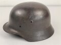Stahlhelmglocke Modell 1940 für Angehörige der Waffen SS. Die Glocke innen narbig, gereinigt, das Abzeichen zu etwa 40 % erhalten. Hersteller ET64, Lotnummer 4910