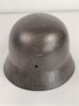 Stahlhelmglocke Modell 1940 für Angehörige der Waffen SS. Die Glocke innen narbig, gereinigt, das Abzeichen zu etwa 40 % erhalten. Hersteller ET64, Lotnummer 4910