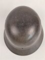 Stahlhelmglocke Modell 1940 für Angehörige der Waffen SS. Die Glocke innen narbig, gereinigt, das Abzeichen zu etwa 40 % erhalten. Hersteller ET64, Lotnummer 4910