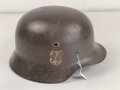 Stahlhelmglocke Modell 1940 für Angehörige der Waffen SS. Die Glocke innen narbig, gereinigt, das Abzeichen zu etwa 40 % erhalten. Hersteller ET64, Lotnummer 4910