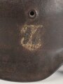 Stahlhelmglocke Modell 1940 für Angehörige der Waffen SS. Die Glocke innen narbig, gereinigt, das Abzeichen zu etwa 40 % erhalten. Hersteller ET64, Lotnummer 4910