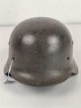 Stahlhelmglocke Modell 1940 für Angehörige der Waffen SS. Die Glocke innen narbig, gereinigt, das Abzeichen zu etwa 40 % erhalten. Hersteller ET64, Lotnummer 4910