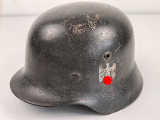 Heer, Stahlhelm Modell 1935. Während des Krieges instandgesetzt und wieder ausgegeben. Deutlich getragen. NS 64
