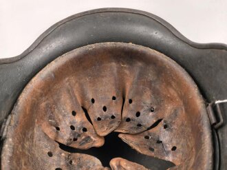 Heer, Stahlhelm Modell 1935. Während des Krieges instandgesetzt und wieder ausgegeben. Deutlich getragen. NS 64