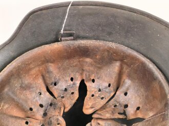 Heer, Stahlhelm Modell 1935. Während des Krieges instandgesetzt und wieder ausgegeben. Deutlich getragen. NS 64