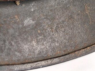 Heer, Stahlhelm Modell 1935. Während des Krieges instandgesetzt und wieder ausgegeben. Deutlich getragen. NS 64