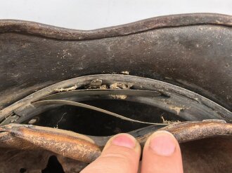 Heer, Stahlhelm Modell 1935. Während des Krieges instandgesetzt und wieder ausgegeben. Deutlich getragen. NS 64