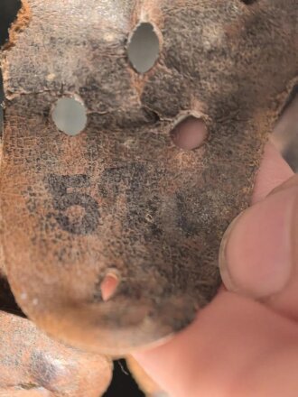 Heer, Stahlhelm Modell 1935. Während des Krieges instandgesetzt und wieder ausgegeben. Deutlich getragen. NS 64