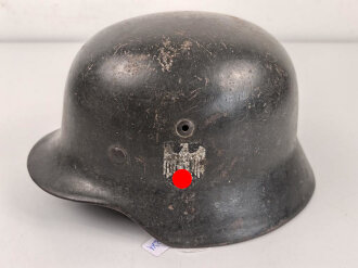 Heer, Stahlhelm Modell 1935. Während des Krieges instandgesetzt und wieder ausgegeben. Deutlich getragen. NS 64