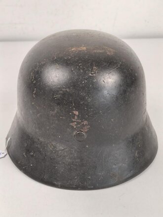 Heer, Stahlhelm Modell 1935. Während des Krieges instandgesetzt und wieder ausgegeben. Deutlich getragen. NS 64