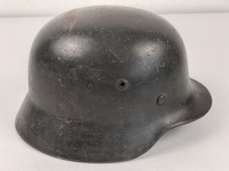 Heer, Stahlhelm Modell 1935. Während des Krieges instandgesetzt und wieder ausgegeben. Deutlich getragen. NS 64