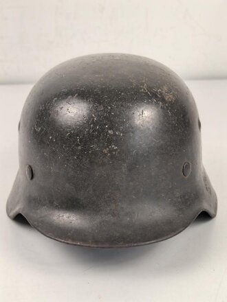 Heer, Stahlhelm Modell 1935. Während des Krieges instandgesetzt und wieder ausgegeben. Deutlich getragen. NS 64