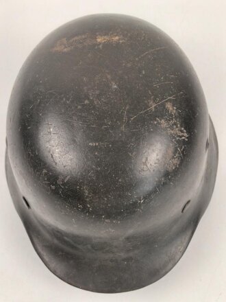 Heer, Stahlhelm Modell 1935. Während des Krieges instandgesetzt und wieder ausgegeben. Deutlich getragen. NS 64