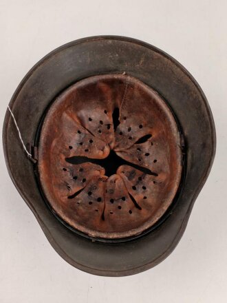Heer, Stahlhelm Modell 1935. Während des Krieges instandgesetzt und wieder ausgegeben. Deutlich getragen. NS 64