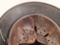 Heer, Stahlhelm Modell 1935. Während des Krieges instandgesetzt und wieder ausgegeben. Deutlich getragen. NS 64