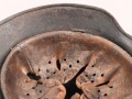 Heer, Stahlhelm Modell 1935. Während des Krieges instandgesetzt und wieder ausgegeben. Deutlich getragen. NS 64