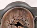 Heer, Stahlhelm Modell 1935. Während des Krieges instandgesetzt und wieder ausgegeben. Deutlich getragen. NS 64