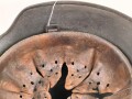 Heer, Stahlhelm Modell 1935. Während des Krieges instandgesetzt und wieder ausgegeben. Deutlich getragen. NS 64
