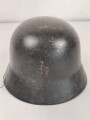 Heer, Stahlhelm Modell 1935. Während des Krieges instandgesetzt und wieder ausgegeben. Deutlich getragen. NS 64