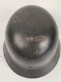 Heer, Stahlhelm Modell 1935. Während des Krieges instandgesetzt und wieder ausgegeben. Deutlich getragen. NS 64