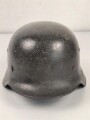 Heer, Stahlhelm Modell 1935. Während des Krieges instandgesetzt und wieder ausgegeben. Deutlich getragen. NS 64