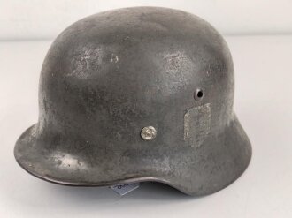 Heer, Stahlhelm Modell 1935. Originallack, beide Abzeichen entfernt. Zugehöriges Innenfutter, die beiden seitlichen Nieten wackeln. EF64