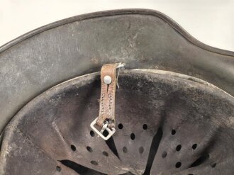 Heer, Stahlhelm Modell 1935. Originallack, beide Abzeichen entfernt. Zugehöriges Innenfutter, die beiden seitlichen Nieten wackeln. EF64