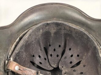 Heer, Stahlhelm Modell 1935. Originallack, beide Abzeichen entfernt. Zugehöriges Innenfutter, die beiden seitlichen Nieten wackeln. EF64