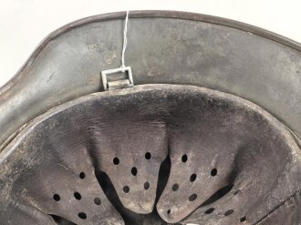Heer, Stahlhelm Modell 1935. Originallack, beide Abzeichen entfernt. Zugehöriges Innenfutter, die beiden seitlichen Nieten wackeln. EF64