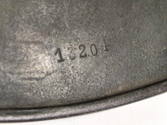Heer, Stahlhelm Modell 1935. Originallack, beide Abzeichen entfernt. Zugehöriges Innenfutter, die beiden seitlichen Nieten wackeln. EF64