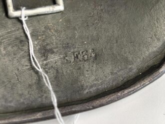 Heer, Stahlhelm Modell 1935. Originallack, beide Abzeichen entfernt. Zugehöriges Innenfutter, die beiden seitlichen Nieten wackeln. EF64