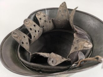 Heer, Stahlhelm Modell 1935. Originallack, beide Abzeichen entfernt. Zugehöriges Innenfutter, die beiden seitlichen Nieten wackeln. EF64