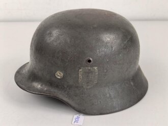 Heer, Stahlhelm Modell 1935. Originallack, beide Abzeichen entfernt. Zugehöriges Innenfutter, die beiden seitlichen Nieten wackeln. EF64