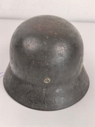 Heer, Stahlhelm Modell 1935. Originallack, beide Abzeichen entfernt. Zugehöriges Innenfutter, die beiden seitlichen Nieten wackeln. EF64