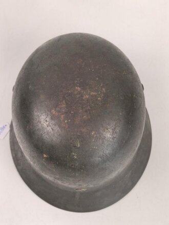 Heer, Stahlhelm Modell 1935. Originallack, beide Abzeichen entfernt. Zugehöriges Innenfutter, die beiden seitlichen Nieten wackeln. EF64