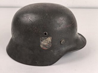 Heer, Stahlhelm Modell 1935. Originallack, beide Abzeichen entfernt. Zugehöriges Innenfutter, die beiden seitlichen Nieten wackeln. EF64