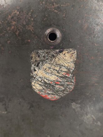 Heer, Stahlhelm Modell 1935. Originallack, beide Abzeichen entfernt. Zugehöriges Innenfutter, die beiden seitlichen Nieten wackeln. EF64