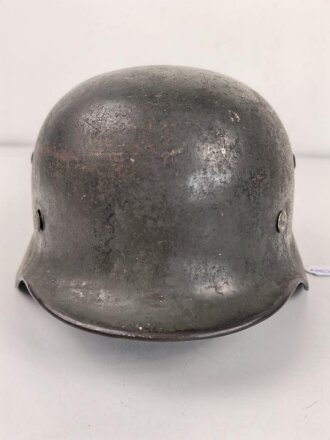 Heer, Stahlhelm Modell 1935. Originallack, beide Abzeichen entfernt. Zugehöriges Innenfutter, die beiden seitlichen Nieten wackeln. EF64