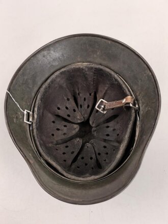 Heer, Stahlhelm Modell 1935. Originallack, beide Abzeichen entfernt. Zugehöriges Innenfutter, die beiden seitlichen Nieten wackeln. EF64