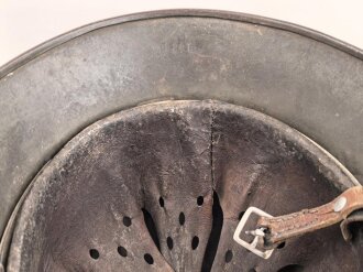 Heer, Stahlhelm Modell 1935. Originallack, beide Abzeichen entfernt. Zugehöriges Innenfutter, die beiden seitlichen Nieten wackeln. EF64
