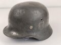 Heer, Stahlhelm Modell 1935. Originallack, beide Abzeichen entfernt. Zugehöriges Innenfutter, die beiden seitlichen Nieten wackeln. EF64